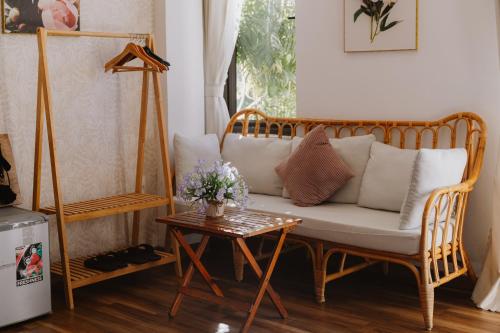 a living room with a couch and a table at Love Hotel - Khách Sạn Theo Giờ in Da Lat