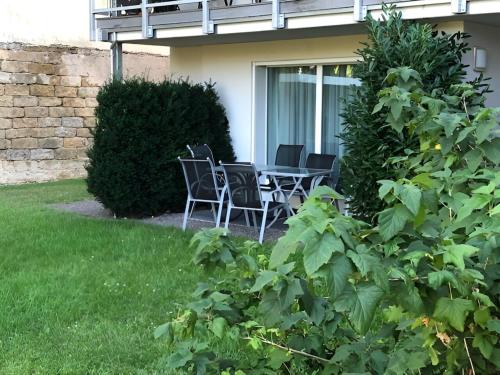 a patio with chairs and a table in a yard at Boutique Hotel am Schillerplatz in Dresden