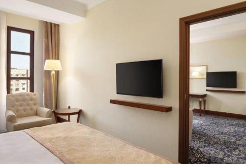 Televisyen dan/atau pusat hiburan di Ramada by Wyndham Almaty