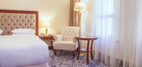 Katil atau katil-katil dalam bilik di Ramada by Wyndham Almaty