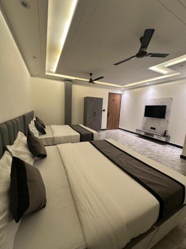 Кровать или кровати в номере S K Residency