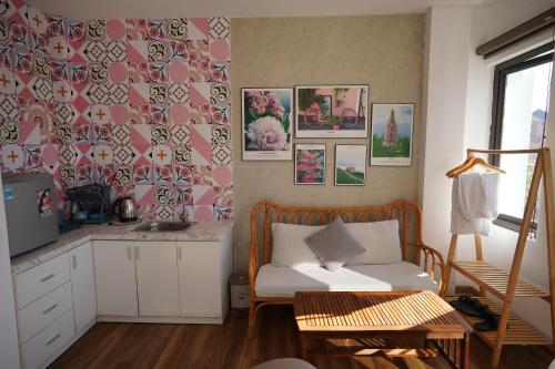a living room with a couch and a table at Love Hotel - Khách Sạn Theo Giờ in Da Lat