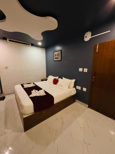 a bedroom with a bed with a guitar shaped ceiling at The Elite Beachview in Puducherry