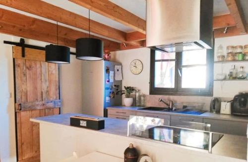 une cuisine avec un évier et un plan de travail dans l'établissement Serenity, à Seillans