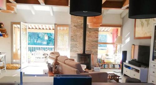 un salon avec un canapé et une cheminée dans l'établissement Serenity, à Seillans