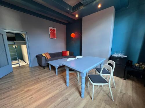 a living room with a blue table and a couch at Nes B&B in Amsterdam
