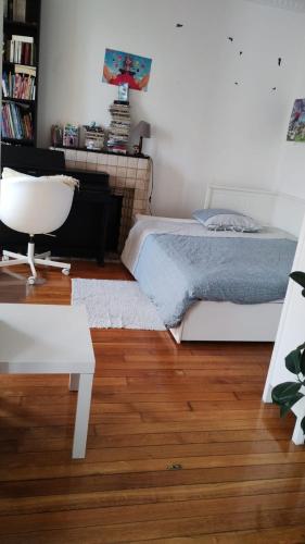une chambre avec un lit, un bureau et une chaise dans l'établissement 2 rooms Paris 13 near Cité U, à Paris