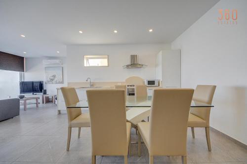 Kuchyň nebo kuchyňský kout v ubytování Stunning 2BR Penthouse with Terrace in Mellieħa by 360 Estates
