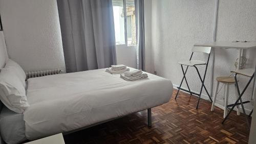 a bedroom with a bed with towels on it at Estudio en Gran Via centro in Madrid