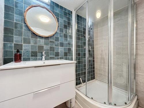 une salle de bain avec une douche, un lavabo et un miroir dans l'établissement Charmant cocon , proche marché, port et gare, à Toulon