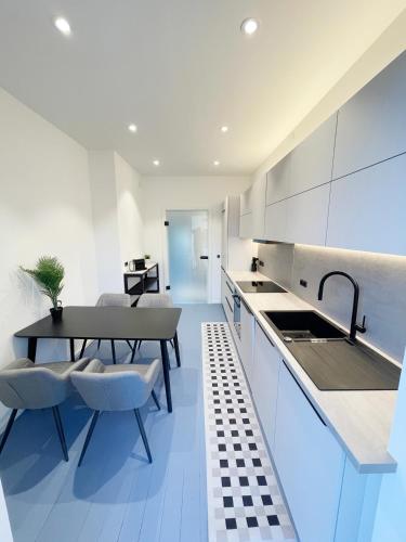 Luxurious 3 bedroom center flat with AC!