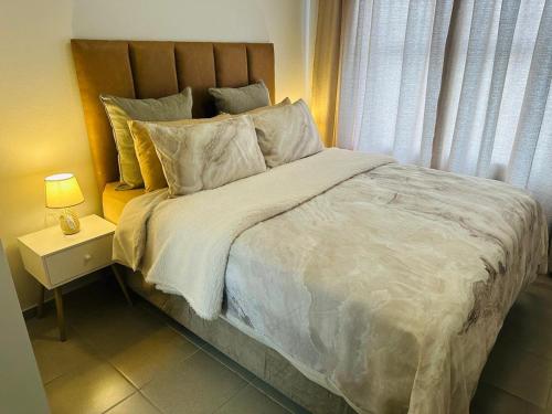 Ένα ή περισσότερα κρεβάτια σε δωμάτιο στο Calm & Cozy Apartment