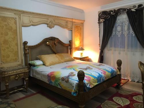 Postel nebo postele na pokoji v ubytování شقه مفروش للايجار لك بالكامل حدائق الاهرام 3غرفه