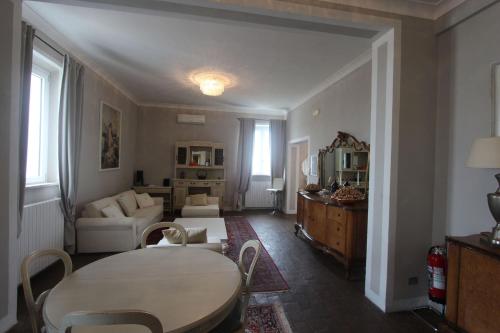 una sala de estar con una mesa y un sofá en Villa Light, en Certaldo
