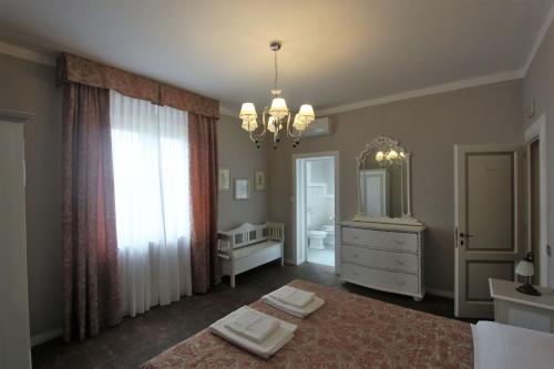 Un baño grande con lavabo y espejo. en Villa Light, en Certaldo