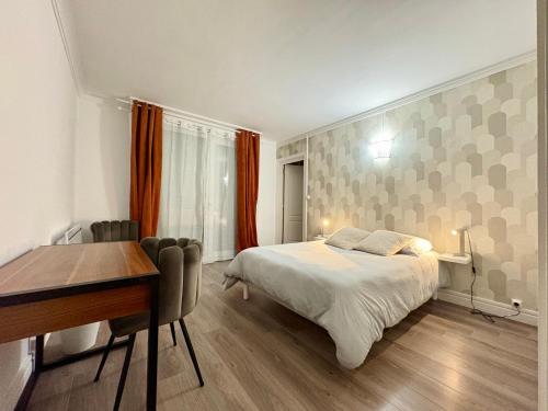 une chambre avec un lit et un bureau dans l'établissement Havre de Lens - Centre-ville - 100m de la gare, à Lens