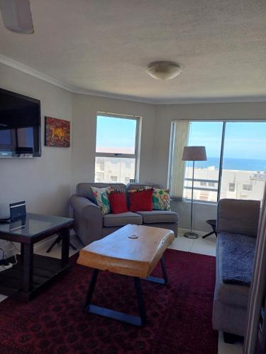 TV a/nebo společenská místnost v ubytování Hermanus Beach Club 150