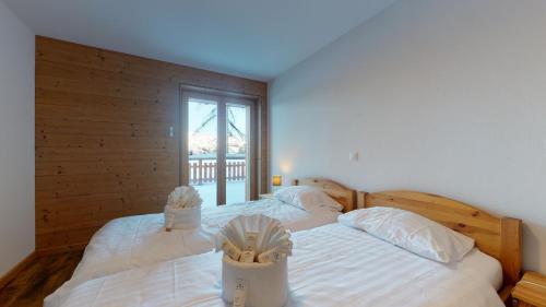 zwei Einzelbetten in einem Zimmer mit Fenster in der Unterkunft Les Mayens MB 001 - LUXURY apartment 8 pers in Veysonnaz
