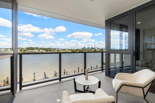 Balkón nebo terasa v ubytování Riverfront Luxe 2Bed Pool Parking
