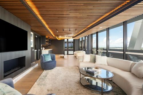 Posezení v ubytování Riverfront Luxe 2Bed Pool Parking