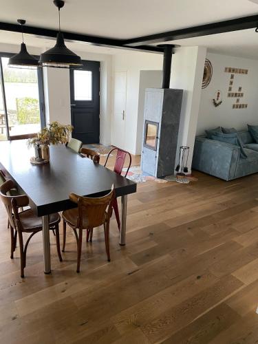une salle à manger et un salon avec une table et des chaises dans l'établissement Maison bords de Loire, Montjean sur Loire, 4 pers, à Montjean-sur-Loire
