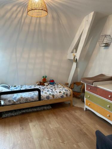 une chambre avec un lit et un plafond dans l'établissement Maison bords de Loire, Montjean sur Loire, 4 pers, à Montjean-sur-Loire