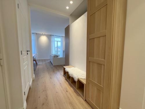 - un couloir avec une porte et un banc dans une chambre dans l'établissement Exceptional apartment in Cannes -, à Cannes