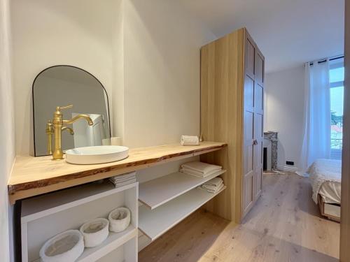 une salle de bain avec un lavabo et un miroir dans l'établissement Exceptional apartment in Cannes -, à Cannes