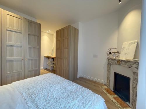 une chambre avec un lit et une cheminée dans l'établissement Exceptional apartment in Cannes -, à Cannes