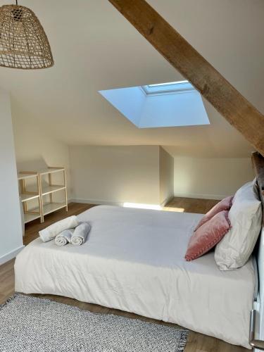 une chambre avec un grand lit avec une lucarne dans l'établissement Spacious house for up to 10 people in Vertou, à Vertou