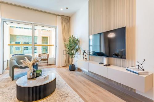 Renovated 1BR with Partial Sea and City Views Near Beach, Elite Residence, Dubai Marina by Deluxe Holiday Homes