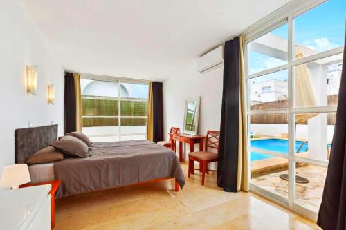 Posteľ alebo postele v izbe v ubytovaní Ferienhaus in Can Picafort, nahe Playa de Muro, 4 x Schlafzimmer mit Bad