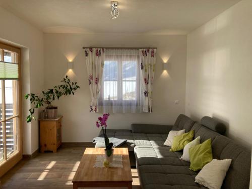 a living room with a couch and a table at Urlaub bei Schönwetter in Raumberg
