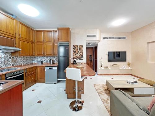 Kuchyň nebo kuchyňský kout v ubytování Authentic Emirati Stay