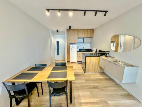 a kitchen and dining room with a table and chairs at Praia de Piratininga Apartamento Vista Para o Mar in Niterói