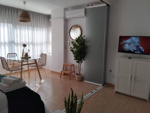 ein Wohnzimmer mit Tisch und ein Esszimmer in der Unterkunft Torrox Costa Loft Playa Wi-Fi Paseo Marítimo in Torrox