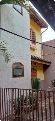 Balkón nebo terasa v ubytování Suíte privativa em casa de família - ENTRADA INDEPENDENTE - a tranquilidade - conforto e privacidade que vc procura - super limpinha com cozinha em BARÃO GERALDO- perto de tudo e sossego total