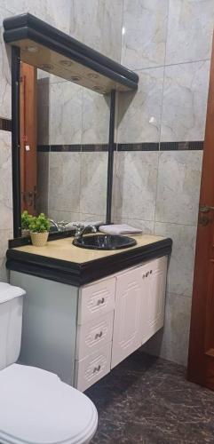 Koupelna v ubytování Suíte privativa em casa de família - ENTRADA INDEPENDENTE - a tranquilidade - conforto e privacidade que vc procura - super limpinha com cozinha em BARÃO GERALDO- perto de tudo e sossego total