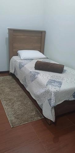 Postel nebo postele na pokoji v ubytování Suíte privativa em casa de família - ENTRADA INDEPENDENTE - a tranquilidade - conforto e privacidade que vc procura - super limpinha com cozinha em BARÃO GERALDO- perto de tudo e sossego total