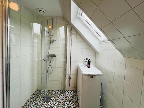 Koupelna v ubytování Penthouse-lägenhet med två sovrum & terass med havsutsikt