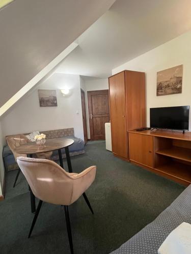 Una televisión o centro de entretenimiento en Apartmány BAROKO
