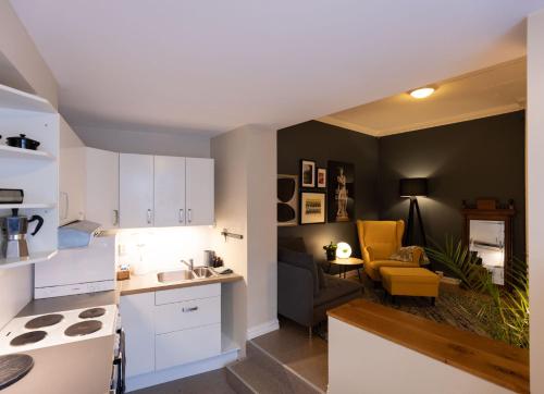 Kuchyň nebo kuchyňský kout v ubytování Unique apartment in midtown