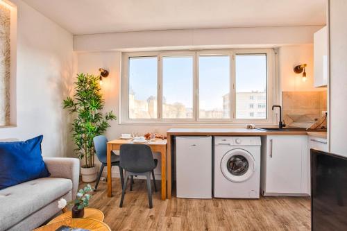 une cuisine et un salon avec une machine à laver dans l'établissement Le Nid - Hypercentre - Vue sur le Château, à Caen
