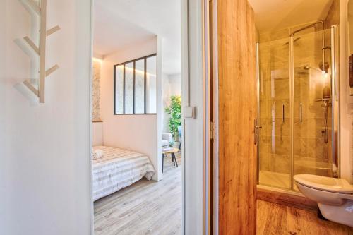 une salle de bain avec une douche, des toilettes et un lavabo dans l'établissement Le Nid - Hypercentre - Vue sur le Château, à Caen