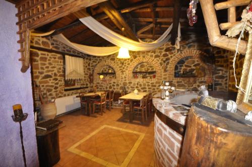 A restaurant or other place to eat at Iaspis Guesthouse