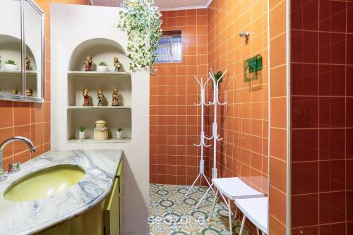 a bathroom with a shower and a sink at Lindo Condomínio com Lazer em Poços de Caldas - QUI in Poços de Caldas