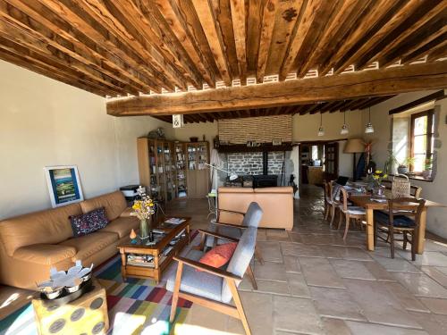 un salon avec un canapé et une table dans l'établissement Mare aux nénuphars, à Crux-la-Ville