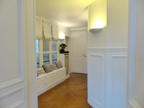a hallway with a window seat in a room at Marvellous Sunbathed 3BR at the heart of Paris in Paris