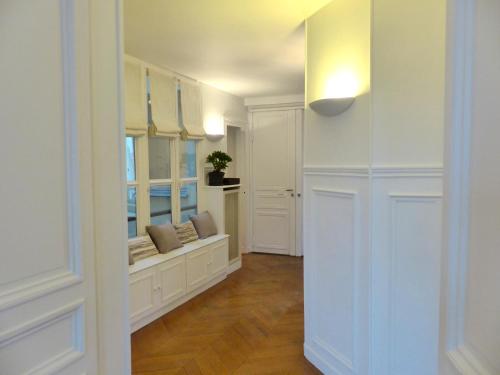 - un couloir avec un siège près de la fenêtre dans la chambre dans l'établissement Marvellous Sunbathed 3BR at the heart of Paris, à Paris