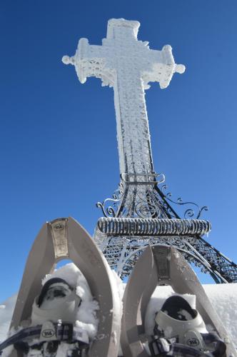 a person in front of the eiffel tower in the snow at Albergo Sella - Monte Amiata in Abbadia San Salvatore